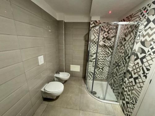 un baño con inodoro y ducha en Villa Ebe - Casa indipendente con giardino, en Torre Annunziata