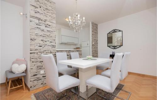 Gorgeous Apartment In Makarska With Wifi