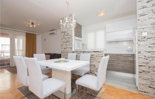 Gorgeous Apartment In Makarska With Wifi