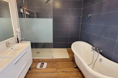 une salle de bain avec une baignoire, des toilettes et un lavabo dans l'établissement Villa de Prestige à 400m de la plage Prestige CAMIMAX à 400m de la plage, à La Faute-sur-Mer