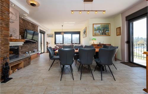 Χώρος καθιστικού στο Stunning Home In Ornice