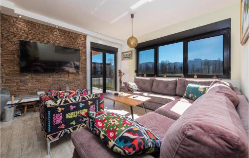 a living room with a couch and a tv at Stunning Home In Ornice in Orniće