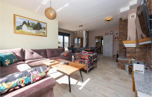 Χώρος καθιστικού στο Stunning Home In Ornice
