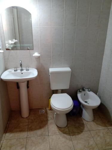 une salle de bains avec toilettes et lavabo dans l'établissement Casas de Carlos en San Rafael Complejo coronel campos, à San Rafael