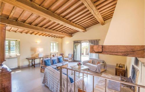 ein Wohnzimmer mit Sofa und Tisch in der Unterkunft Cozy Home In Sarteano -Si- With Kitchen in Castiglioncello del Trinoro