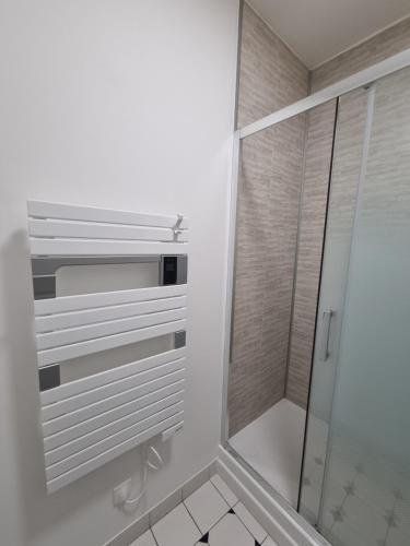 Koupelna v ubytování Chambre Nérondes double Le Lion d Or