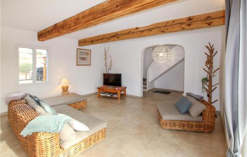 Il comprend un salon doté d'un mobilier en osier et d'une télévision. dans l'établissement Lovely Home In Pourrières, à Pourrières