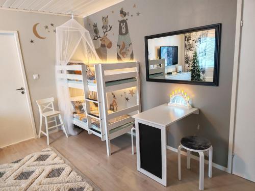 Postel nebo postele na pokoji v ubytování Winter Woods family room