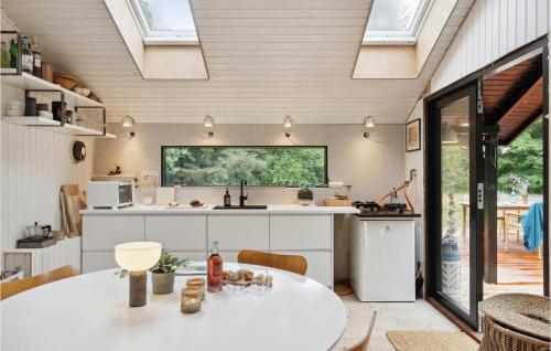 Kuchyň nebo kuchyňský kout v ubytování Lovely Home In Nykøbing Sj With Kitchen