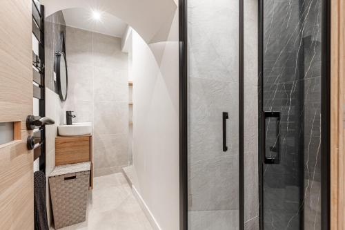 une salle de bain avec douche et lavabo dans l'établissement Magnifique appartement, Nice Centre Ville - Masséna, à Nice