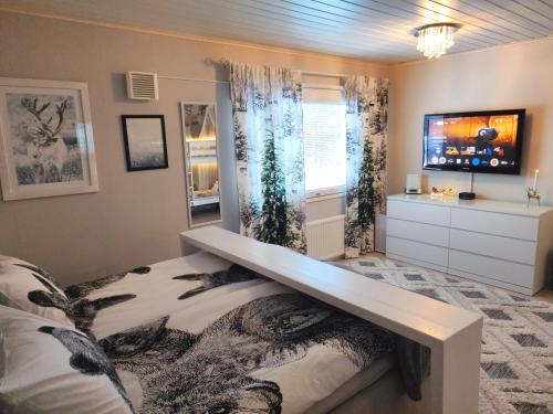 TV a/nebo společenská místnost v ubytování Winter Woods family room