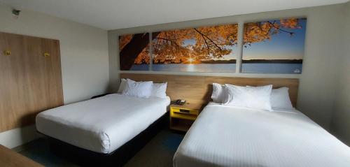 Postel nebo postele na pokoji v ubytování Days Inn by Wyndham Willmar