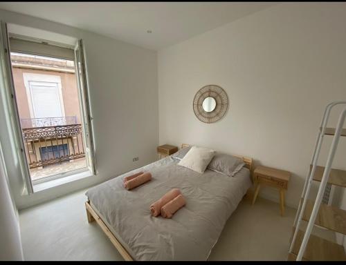 une chambre avec un lit avec deux oreillers dessus dans l'établissement Paros appartement salon et chambre, à Nîmes