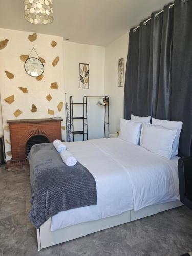 - une chambre avec un grand lit et une cheminée dans l'établissement Studio 1 à La Trinité proche de Nice, Monaco et l'Italie, à La Trinité