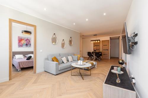 un salon avec un canapé et une table dans l'établissement Magnifique appartement, Nice Centre Ville - Masséna, à Nice