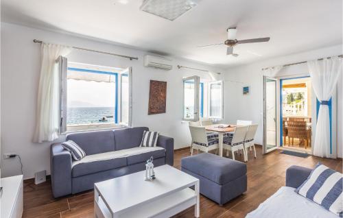 Posedenie v ubytovaní Four-Bedroom Holiday Home In Brist