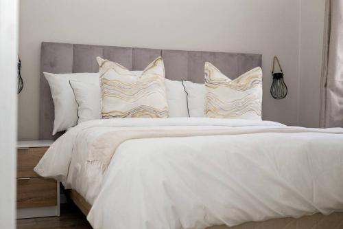 En eller flere senge i et værelse på Exotic Explorers