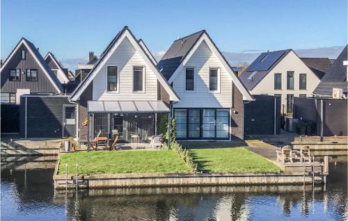 a row of houses next to a body of water at La Felicidad in Stavoren
