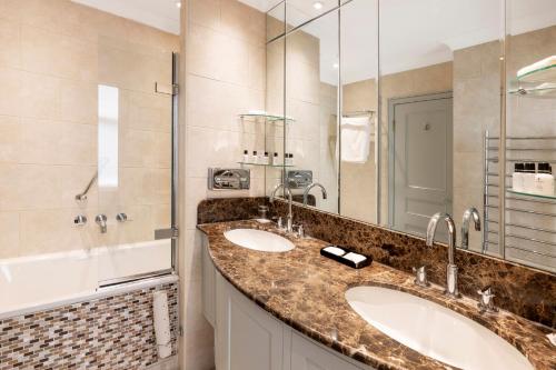 Bilik mandi di The Petersham