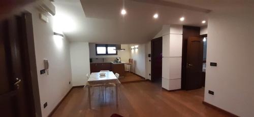 a living room with a table and a kitchen at Casa Bella Apartment in San Giovanni Rotondo