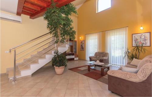 salon ze schodami i dwoma krzesłami w obiekcie Holiday Home Volme w Puli