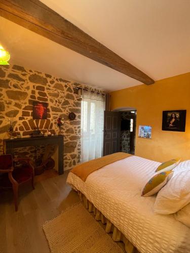une chambre avec un lit et un mur en pierre dans l'établissement Chez Marco Gîte & SPA CAPPELLINA, à Muro