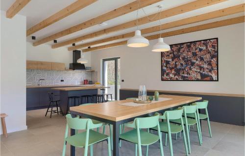 une cuisine et une salle à manger avec une table et des chaises en bois dans l'établissement Villa Povetica, à Poreč