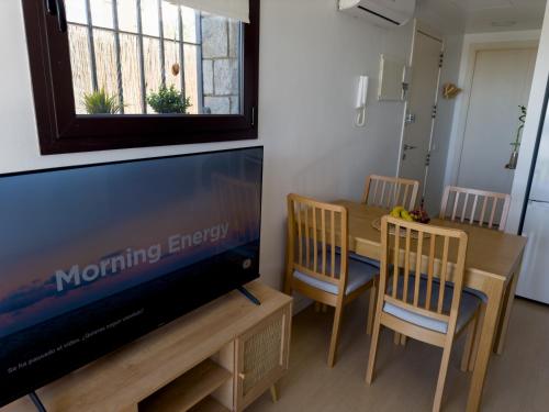 Una televisión o centro de entretenimiento en Apartamento en la playa