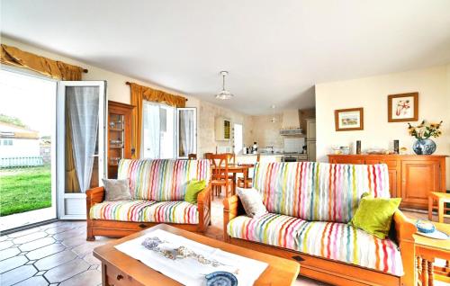 un salon avec deux chaises et une table dans l'établissement Awesome Home In Saint-Pierre-D'oléron, à Saint-Pierre-dʼOléron