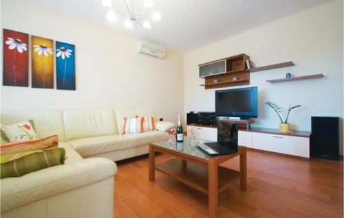 NedeščinaにあるHoliday Home Nedescina Xiiのソファとテーブルのあるリビングルーム