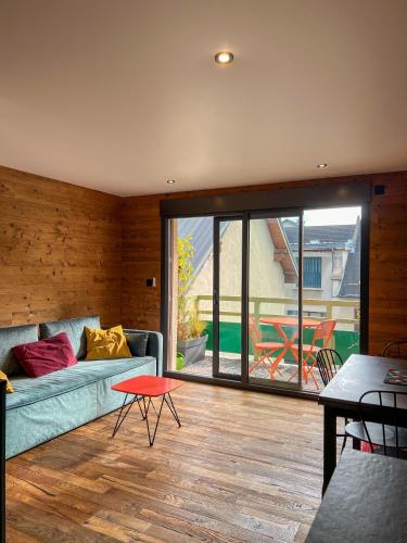 un salon avec un canapé et une table dans l'établissement Très joli T2, à Villard-de-Lans