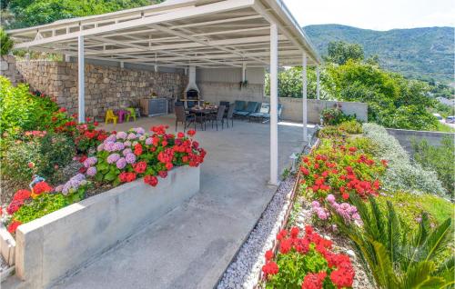 - une terrasse avec un bouquet de fleurs dans le jardin dans l'établissement Cozy Home In Plat With Wifi, à Mlini