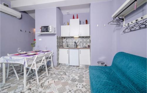 1 Bedroom Gorgeous Apartment In Gondolici