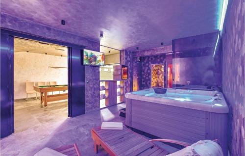 Posteľ alebo postele v izbe v ubytovaní Beautiful Home In Stobrec With Sauna