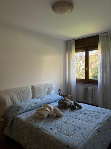 una camera da letto con un letto con asciugamani sopra di DepaHOME a Saint Vincent