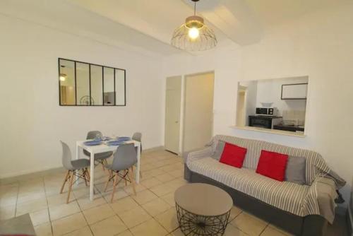 un salon avec un canapé et une table dans l'établissement Appartement confortable à Cannes avec climatisation - 53 m², à Cannes