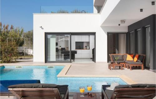 una villa con piscina e una casa di 4 Bedroom Beautiful Home In Banjole a Banjole