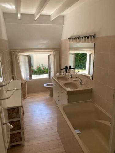 une salle de bain avec un lavabo et des toilettes dans l'établissement Grande maison avec parc arboré et piscine privée - 6 chambres, à Marolles-les-Buis