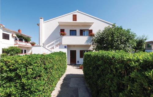 2 Bedroom Awesome Apartment In Pag