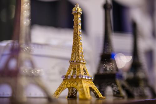 a model of the eiffel tower on a table at 巴黎Villa 主題派對K歌 BBQ 麻將包棟 in Luodong