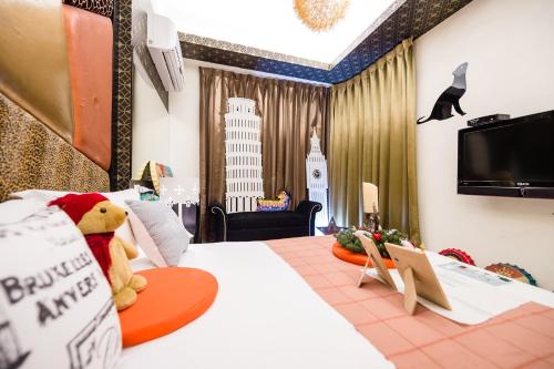 a hotel room with a teddy bear sitting on a bed at 巴黎Villa 主題派對K歌 BBQ 麻將包棟 in Luodong