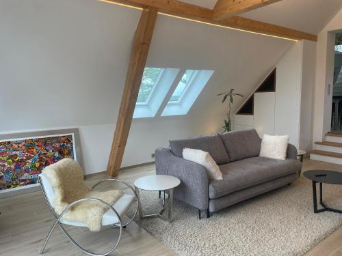 un salon avec un canapé et une table dans l'établissement L'écrin du vignoble, à Wettolsheim