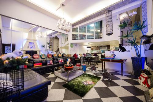 a living room with a couch and a table at 巴黎Villa 主題派對K歌 BBQ 麻將包棟 in Luodong