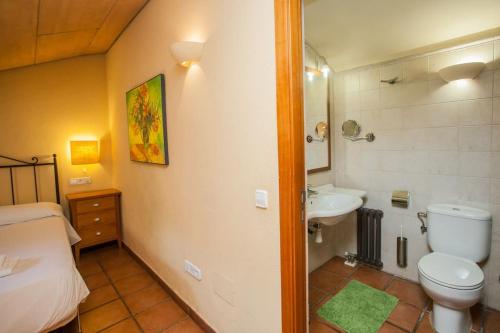 Un baño pequeño con inodoro y lavabo. en Gardens of Roman wall N10 ONYARAPARTMENTS, en Girona
