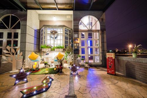 a room with stars on the floor of a building at 巴黎Villa 主題派對K歌 BBQ 麻將包棟 in Luodong