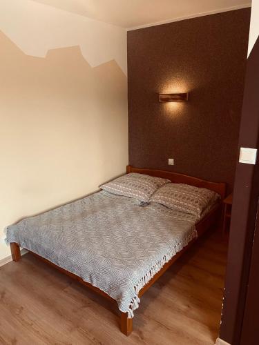 a small bed in a room with at Zielone Zacisze in Krościenko