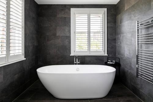 Bilik mandi di The Petersham
