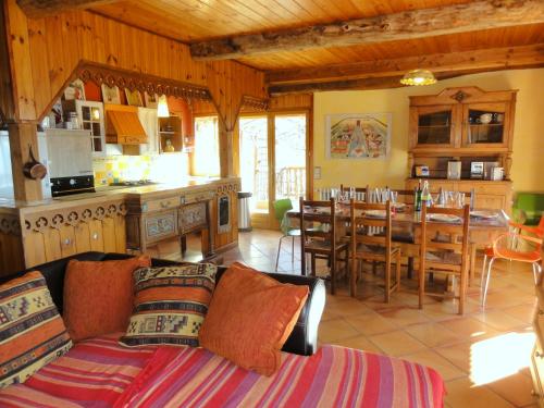 un salon et une cuisine avec un canapé et une table dans l'établissement Les Tinons, à Prunières