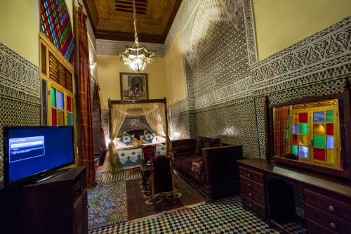 Una televisión o centro de entretenimiento en Riad Ibn Khaldoun