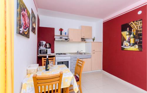 Kuchyňa alebo kuchynka v ubytovaní One-Bedroom Apartment In Slano